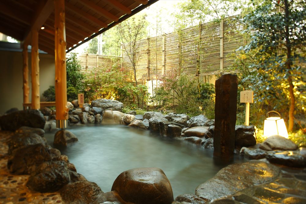 Kyoto Arashiyama Onsen Kadensho_Open-air bath (medicinal) at the large bathhouse Heian no Yu.